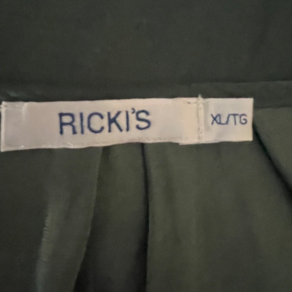 Ricki’s green short sleeve v neck blouse - Picture 3 of 5